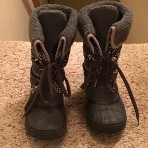 Snow boots
